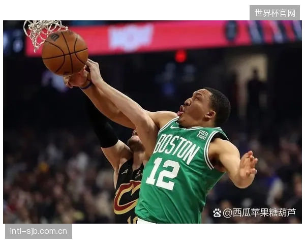 门将斯维拉尔的出色发挥是罗马稳固防守的重要一环，多次上演关键扑救。